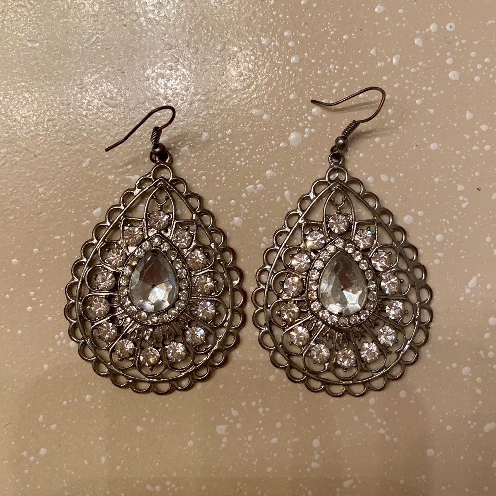 Women’s dangle earrings
